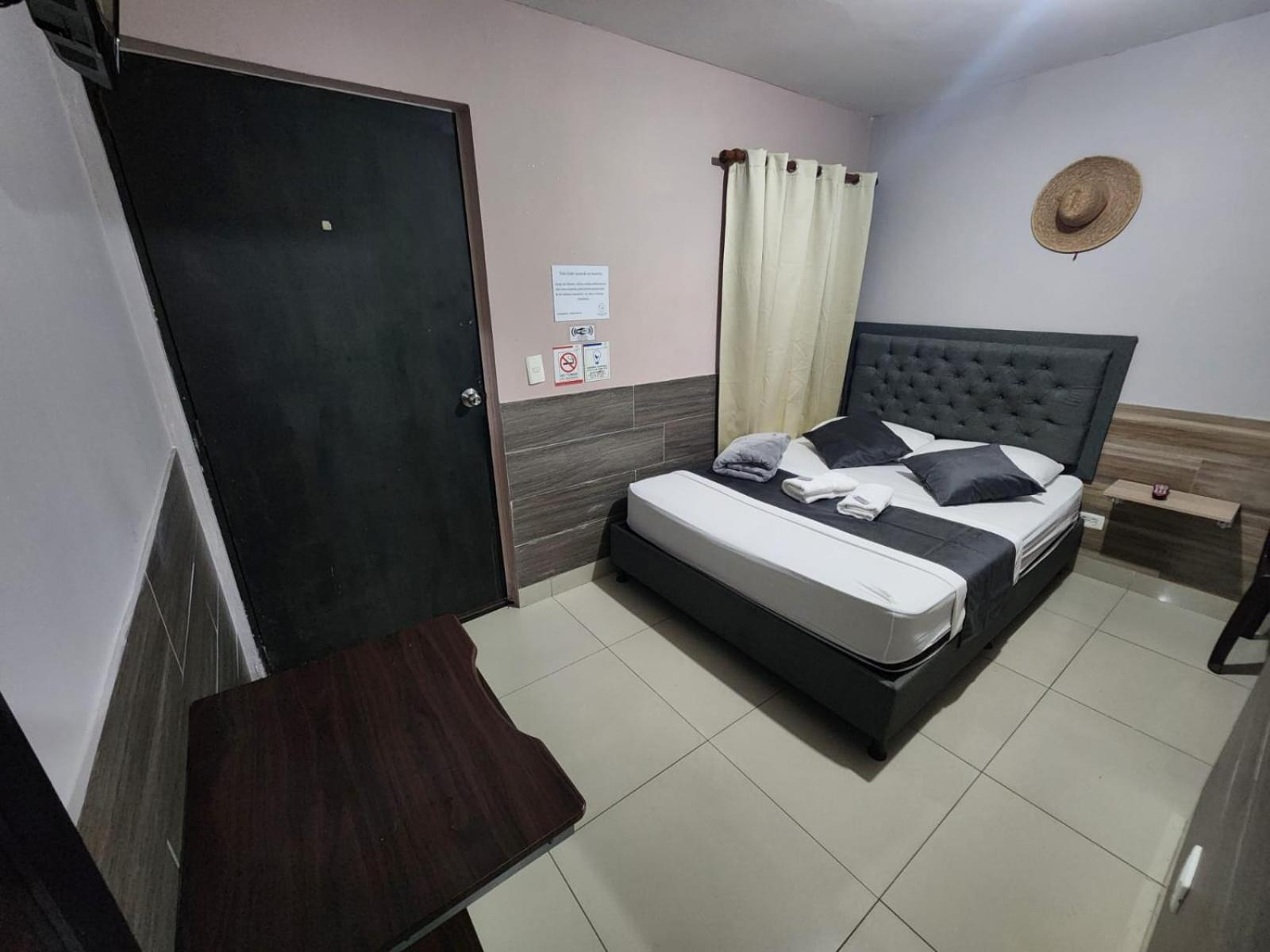 Hotel Medellin Calasanz Eksteriør billede